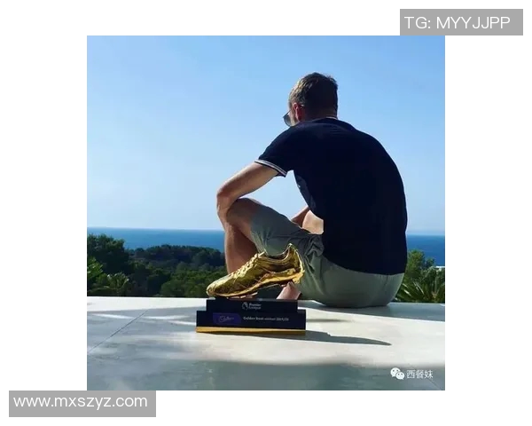 足球球星赛场意外遭遇恶搞有人向其鞋内塞纸条引发热议